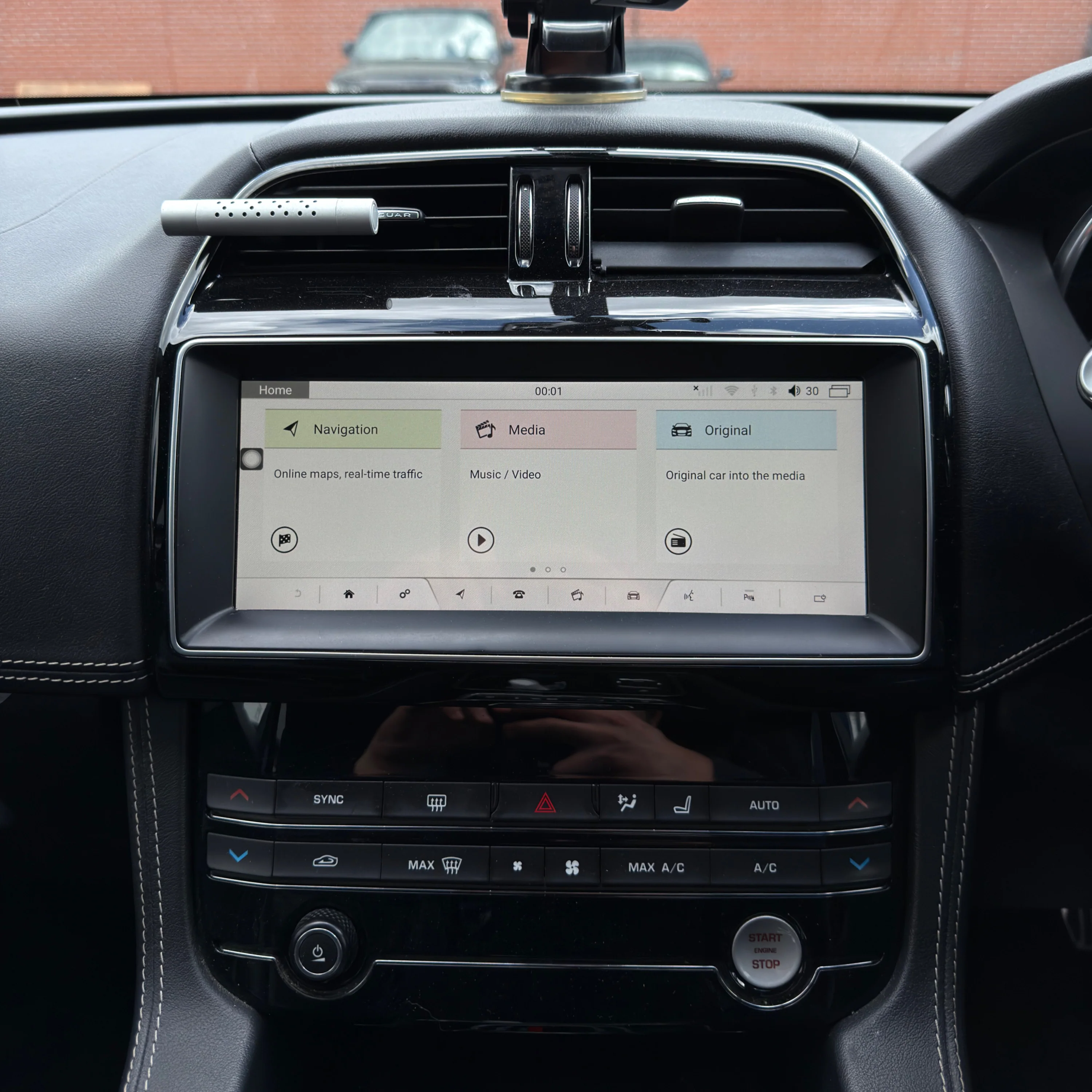 Jaguar XE/XF/F-Pace 10.25" Screen Upgrade with Apple CarPlay - Image 4