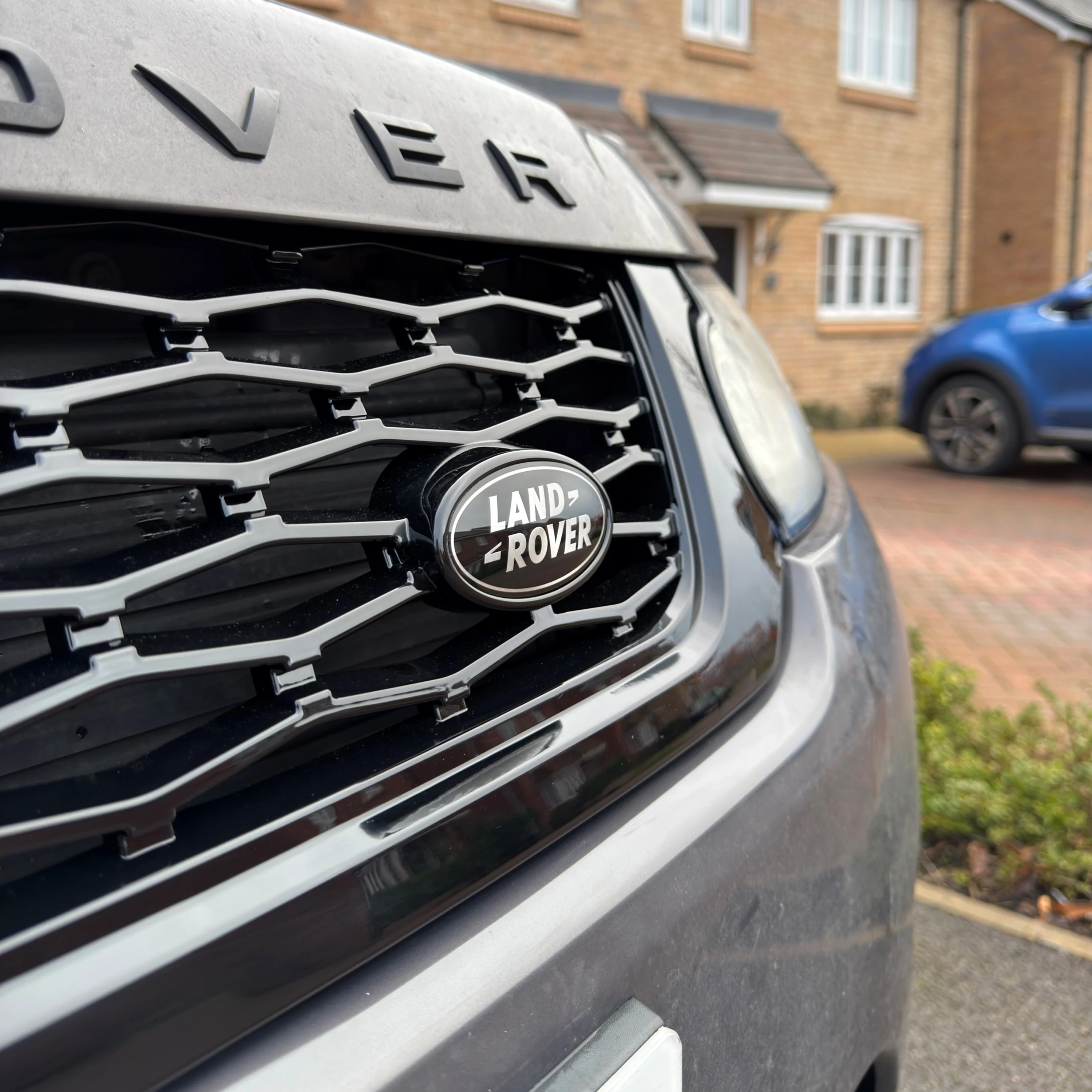 Range Rover Sport L494 (2013–2022) SVR Style Front Grille – Gloss Black - Image 3