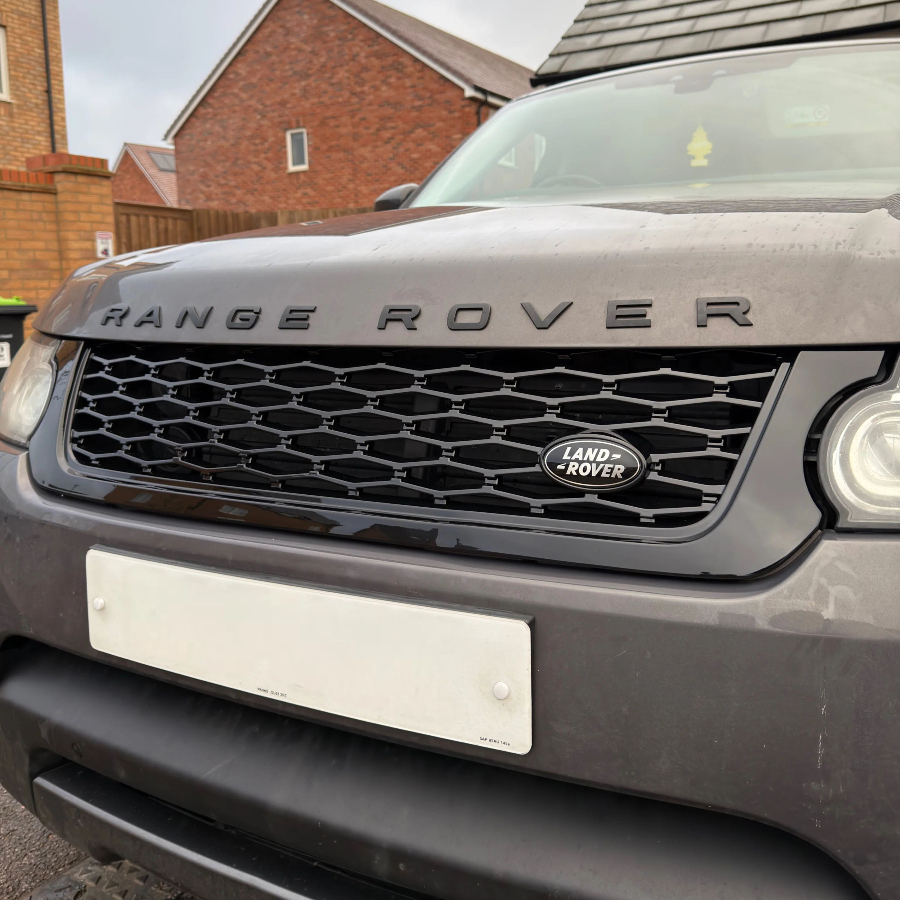 Range Rover Sport L494 (2013–2022) SVR Style Front Grille – Gloss Black - Image 4